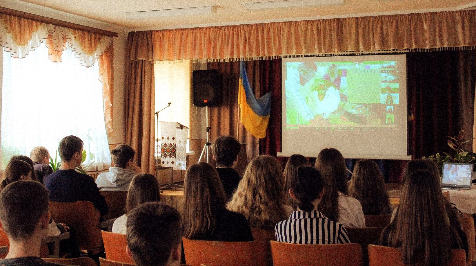 Учні слухають із зацікавленням